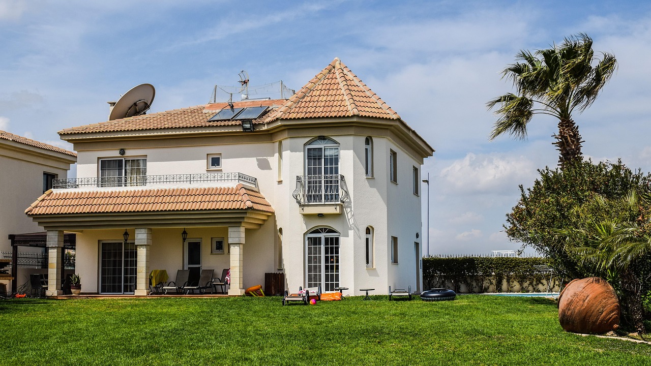 Strakke witte keuken met Mediterraanse eenvoud.