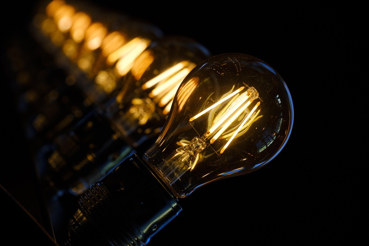 Diverse touwlampen fleuren een neutrale ruimte op.